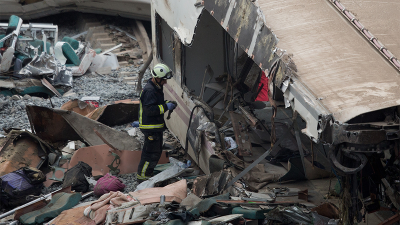 Illustration for article titled Video shows horrible high speed train crash in Spain